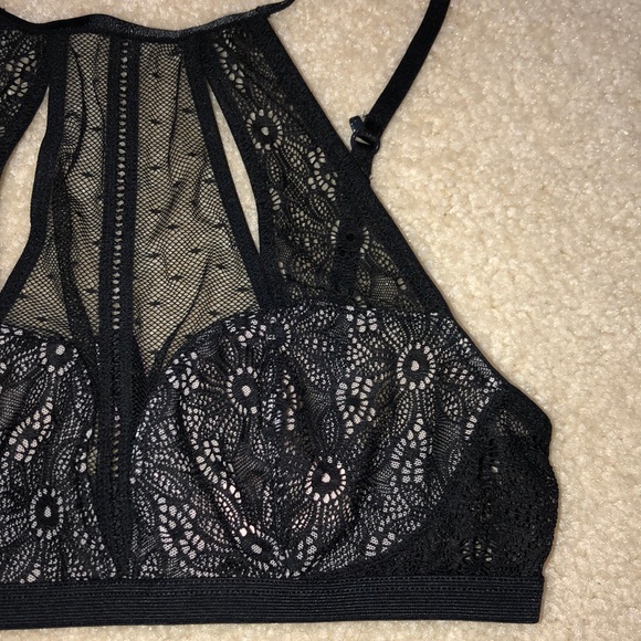 Victoria Secret Black And Tan Floral Lace Bralette - Picture 2 of 4